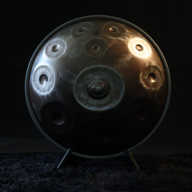Handpan D Aegean 18 – hpl master von oben im abgedunkelten Raum: elf Töne um den Grundton D3
