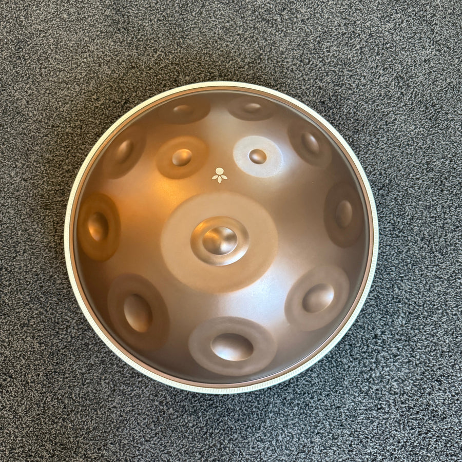 Handpan D Kurd 14 – hpl signature, Oberseite, Ausstellungsstück im Sommer-Sale