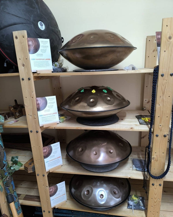 Handpans in Holzregalen im Handpan Showroom Aschaffenburg