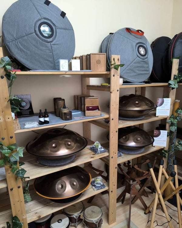Handpans, Taschen und Zubehör in Holzregalen im Handpan Showroom Aschaffenburg