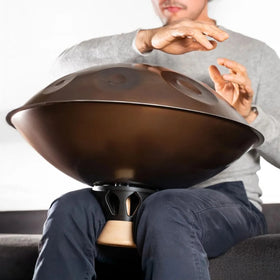 Handpan auf dem Atlas Body zwischen den Beinen gespielt – ohne Gestell