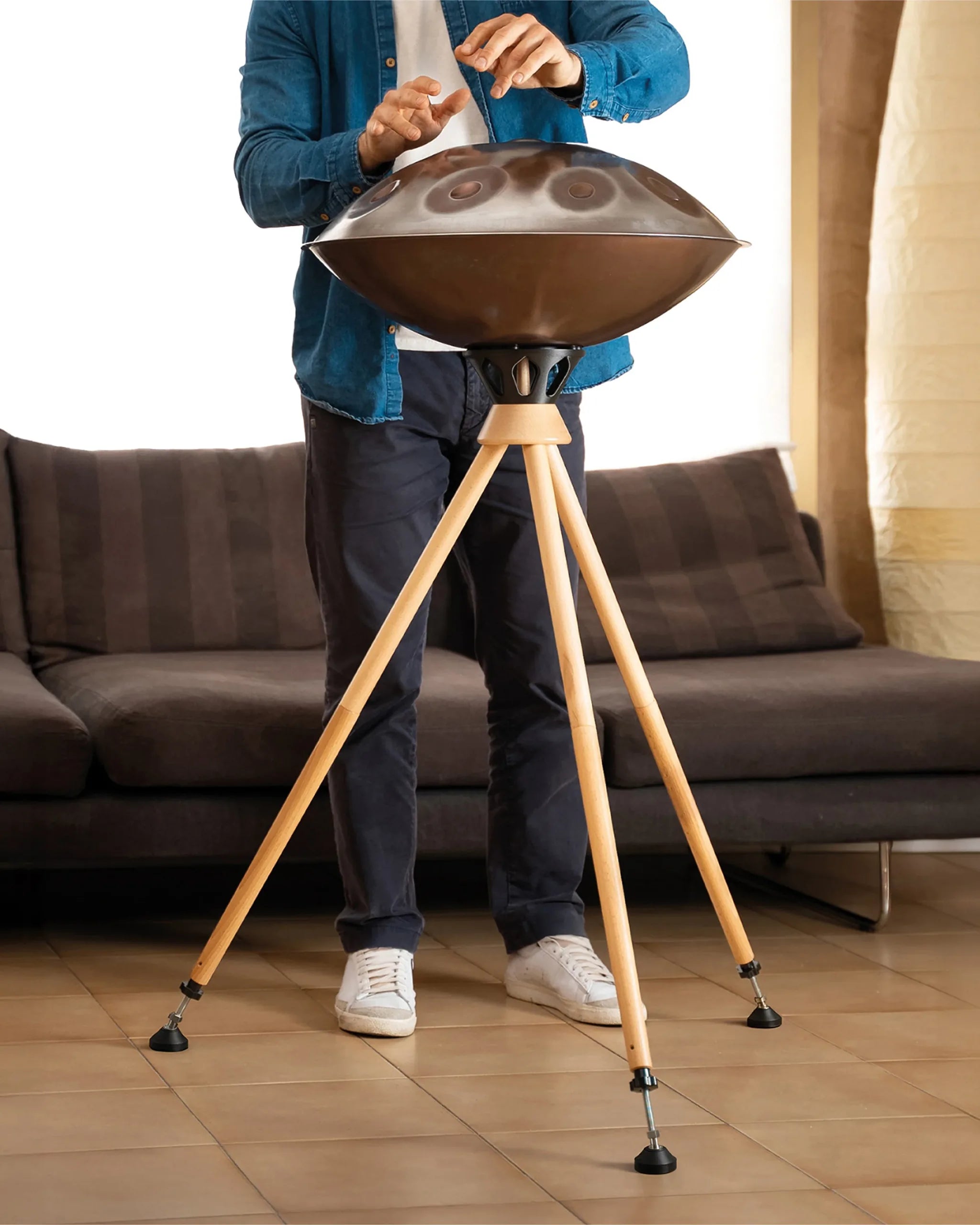 Handpan auf dem Atlas Stand im Stehen gespielt – Holzdreibein im Wohnraum