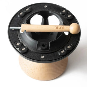 Atlas Body von oben: Magnetring und eingesteckter Sicherheitsstift aus Buchenholz