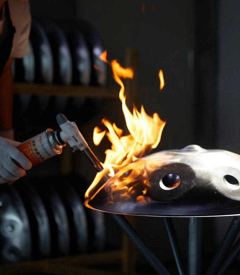 Die Handpan wird mit der Flamme ausgeglüht