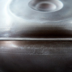 Gravur-Detail der Handpan Master F# 2 Nordlys 15 – handpanladen