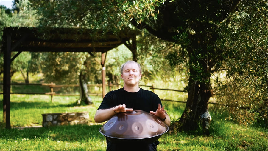 Max Neumann spielt eine Handpan der Master-Serie im Olivenhain