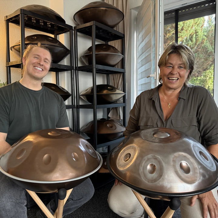 Zwei Personen mit Handpans im Showroom von handpanladen in Balingen