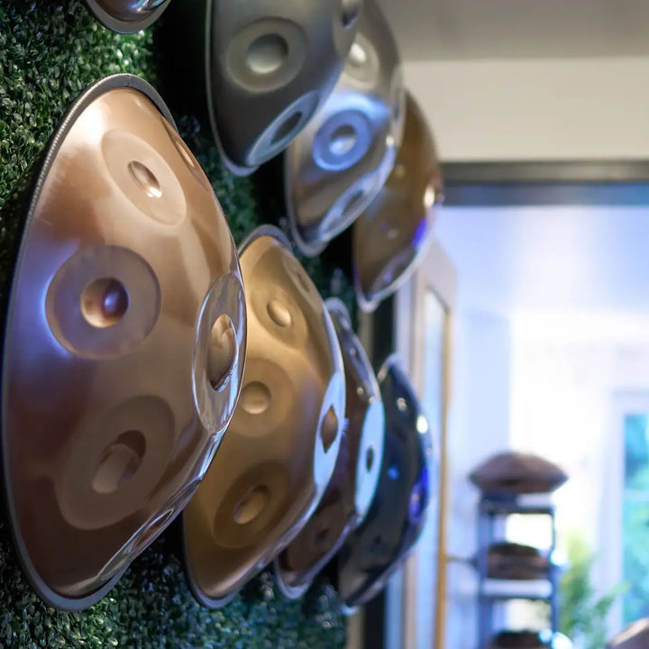 Handpan-Wand im Showroom von handpanladen in Balingen – verschiedene Handpans auf begrünter Wand