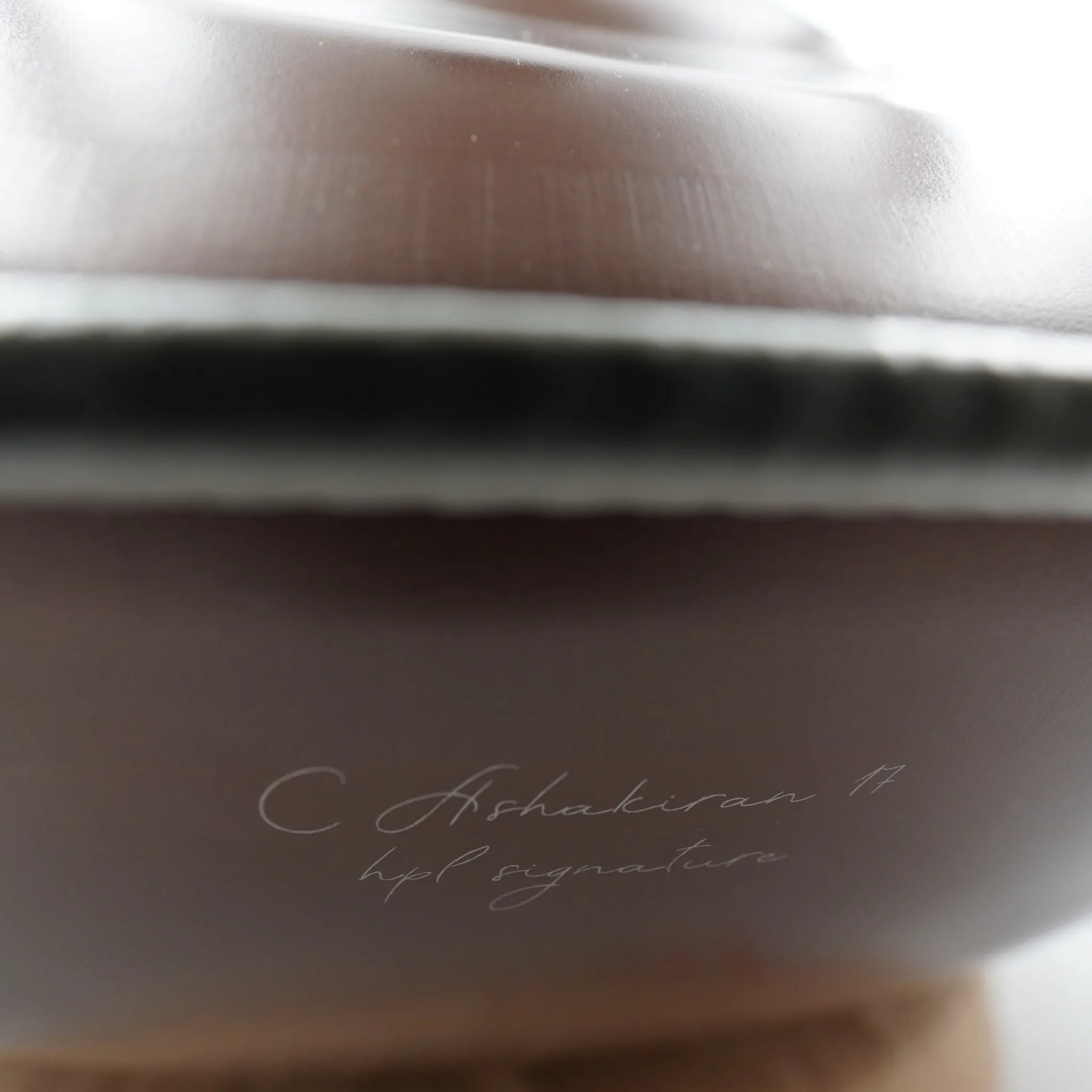 Gravur-Detail der Handpan Signature C Ashakiran 17 auf mattem braunem Stahl – handpanladen