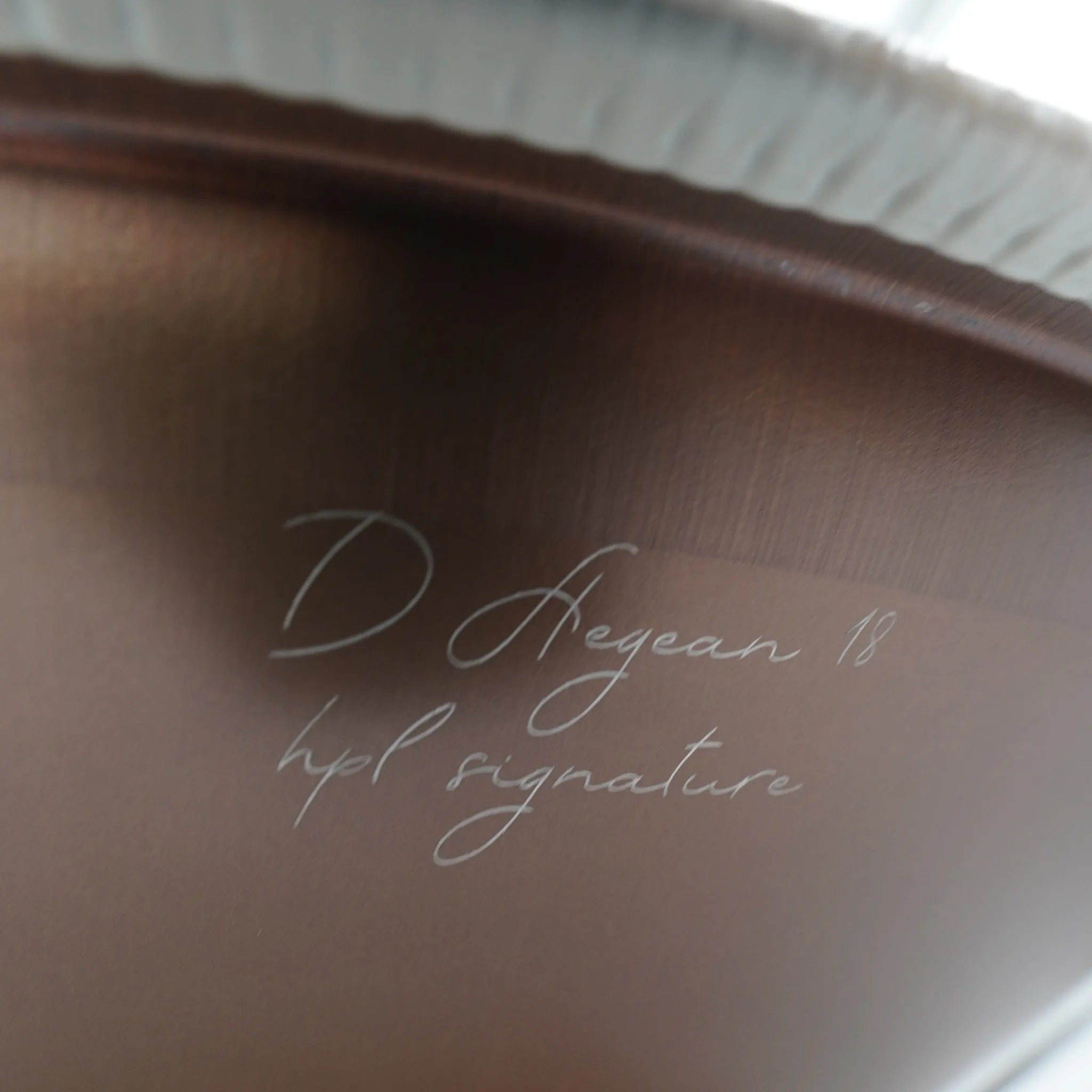 Gravur-Detail der Handpan Signature D Aegean 18 auf mattem braunem Stahl – handpanladen