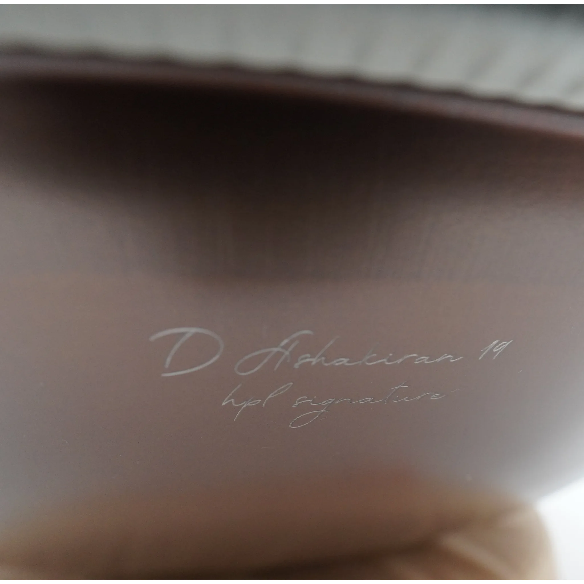 Gravur-Detail der Handpan Signature D Ashakiran 19 auf mattem braunem Stahl – handpanladen