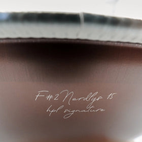 Gravur-Detail der Handpan Signature F# 2 Nordlys 15 auf mattem braunem Stahl – handpanladen