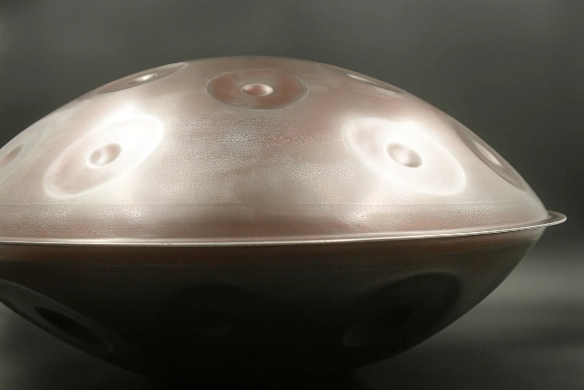 Handpan E Amara 20 der hpl master vor dunklem Hintergrund