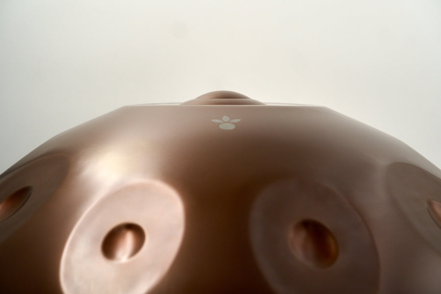 Nahaufnahme einer hpl studio Handpan: Grundton und Tonfelder