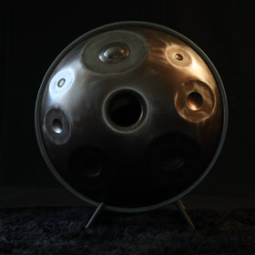 Handpan D Aegean 18 – hpl master von unten im abgedunkelten Raum: Klangöffnung und sieben Töne