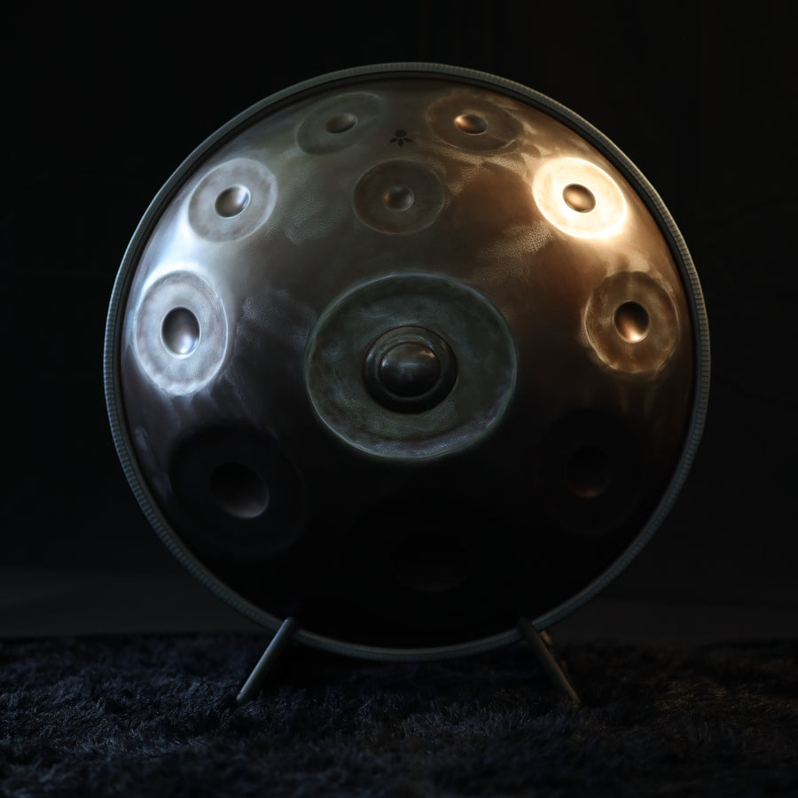 Handpan D Aegean 18 – hpl master von oben im abgedunkelten Raum: elf Töne um den Grundton D3