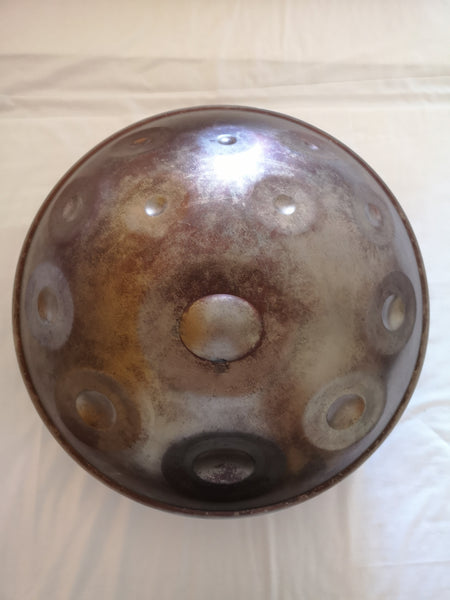 Handpan von oben mit ungleichmäßiger, gealterter Oberfläche und Patina