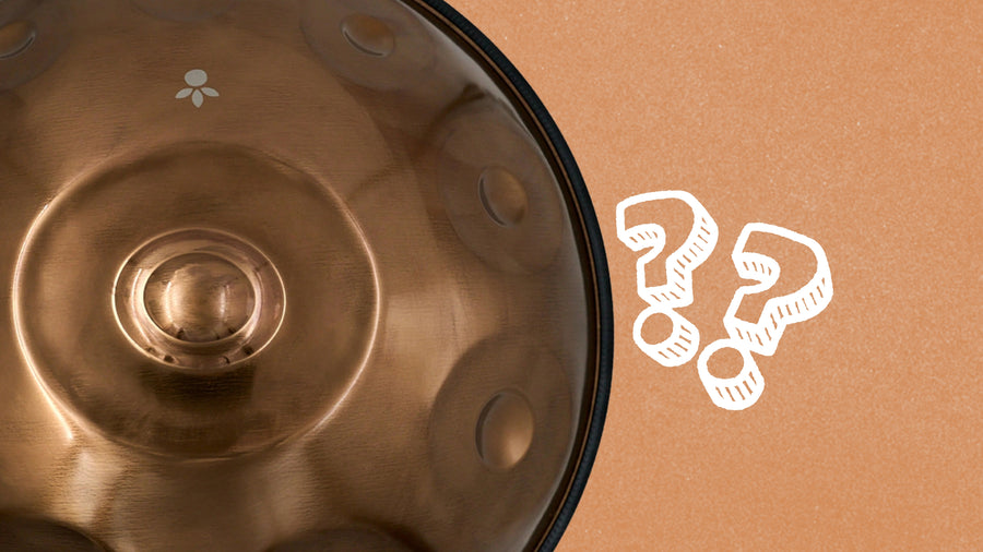 Handpan mit Ding in der Mitte und Tonfeldern, daneben gezeichnete Fragezeichen
