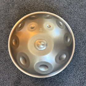 Handpan D Kurd 14 hell – hpl signature, Oberseite, Ausstellungsstück im Sommer-Sale