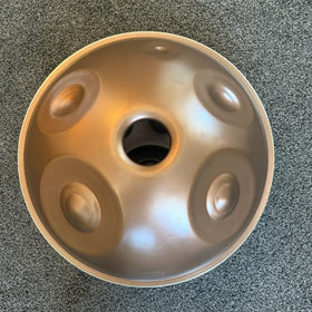 Handpan D Kurd 17 – hpl signature, Unterseite, Ausstellungsstück im Sommer-Sale