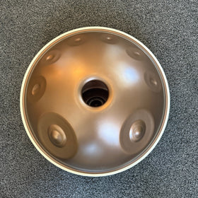 Handpan D Ashakiran 19 – hpl signature, Unterseite, Ausstellungsstück im Sommer-Sale