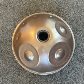 Handpan F2 Nordlys 16, Unterseite, Prototyp im Sommer-Sale