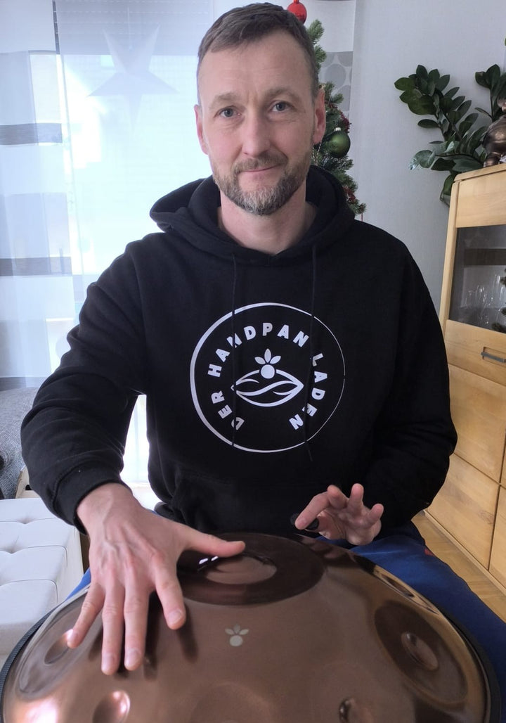 Andi spielt eine Handpan