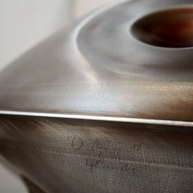 Detailaufnahme der Gravur an der HPL Master Handpan in D Aegean 18