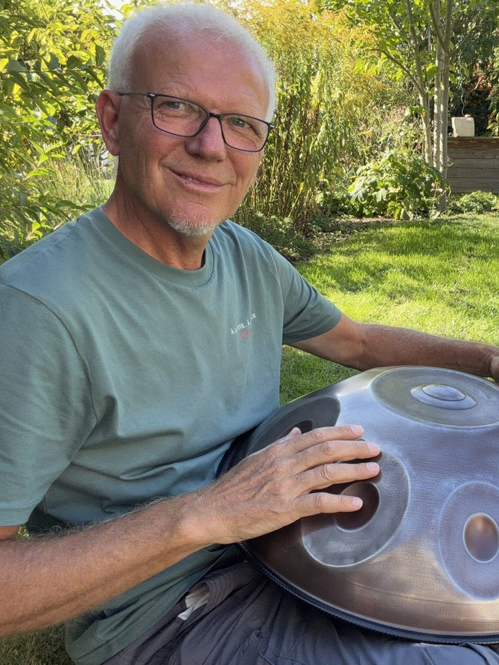 Conny Sommer mit einer Handpan auf dem Schoß, Leipzig