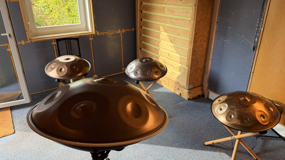 Mehrere Handpans auf Ständern im Studio in Leipzig