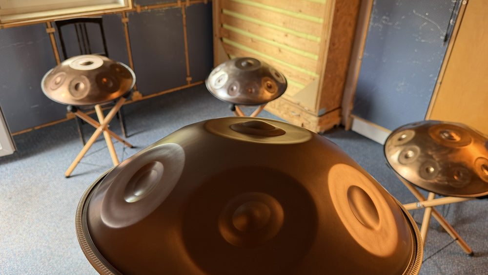 Nahaufnahme mehrerer Handpans im Studio in Leipzig