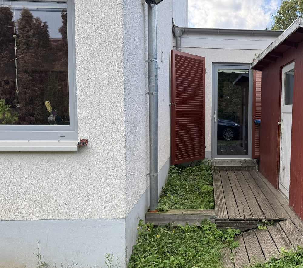 Zuweg zum Handpan-Studio in Leipzig-Plagwitz zwischen Wohnhaus und rotem Holzbau