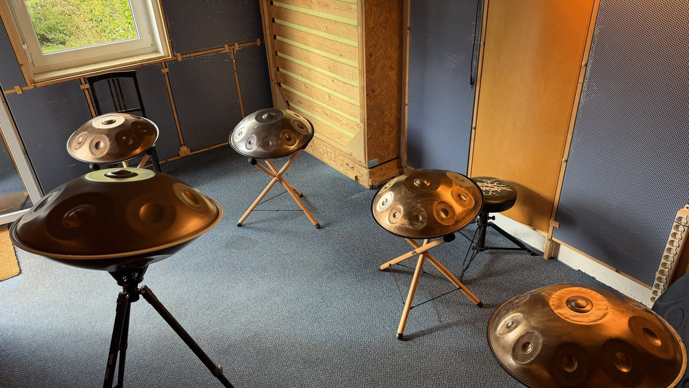 Studio von Conny Sommer in Leipzig-Plagwitz mit mehreren Handpans auf Ständern