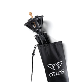 Atlas Pro wird in die im Lieferumfang enthaltene Atlas Tasche geschoben