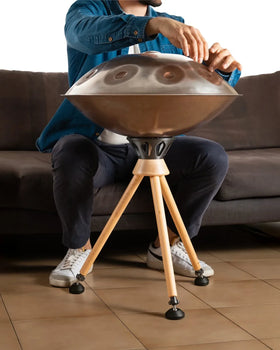 Handpan auf dem Atlas Stand im Sitzen gespielt – niedrige Beinlänge auf dem Sofa
