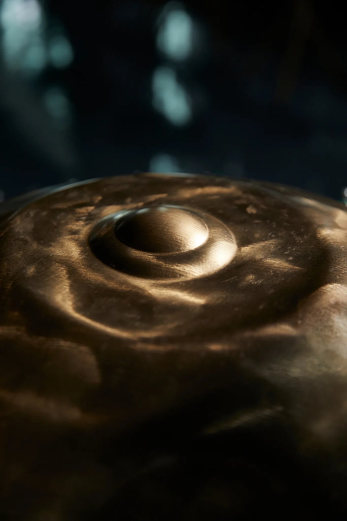 Nahaufnahme eines Tonfelds einer bronzefarbenen Handpan