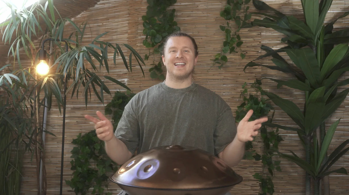 Szene aus unserem Online-Kurs: Der Kursleiter sitzt hinter einer Handpan und erklärt