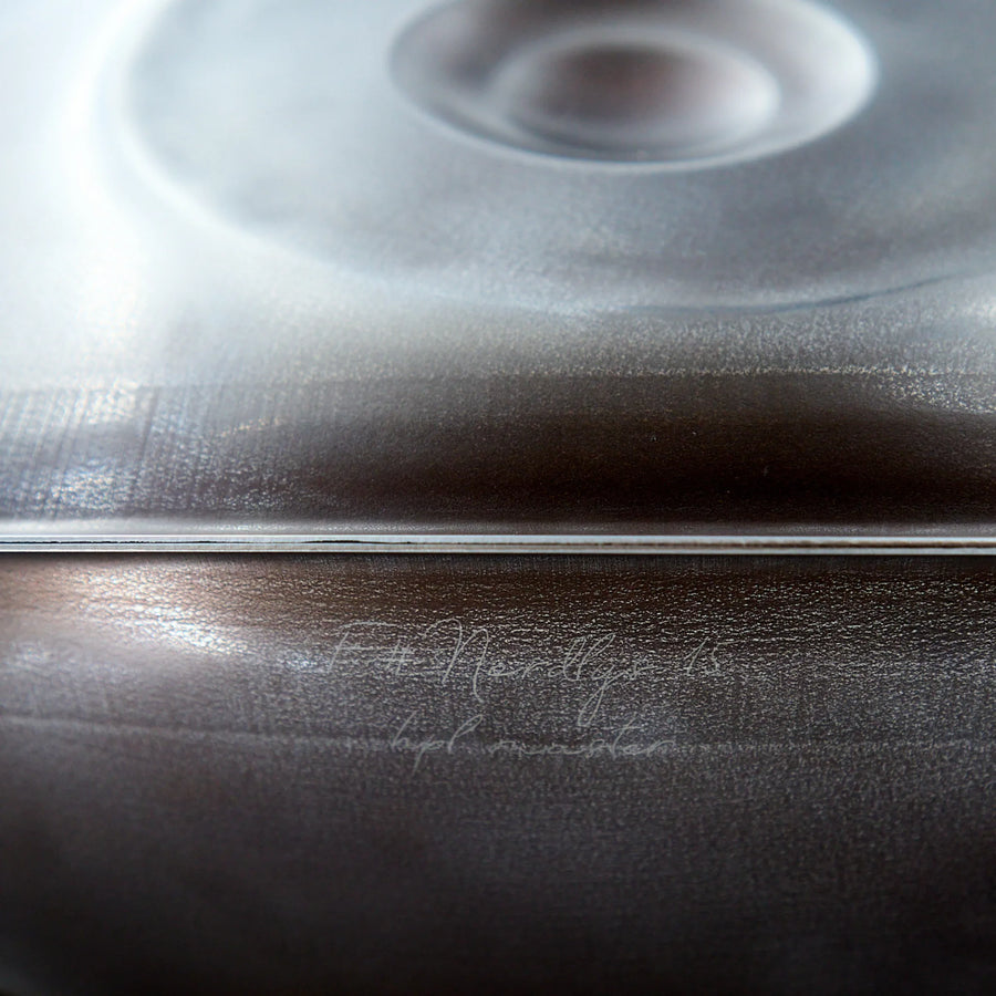 Gravur-Detail der Handpan Master F# 2 Nordlys 15 – handpanladen