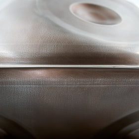 Gravur-Detail der Handpan Master F# Low Pygmy 21 – handpanladen