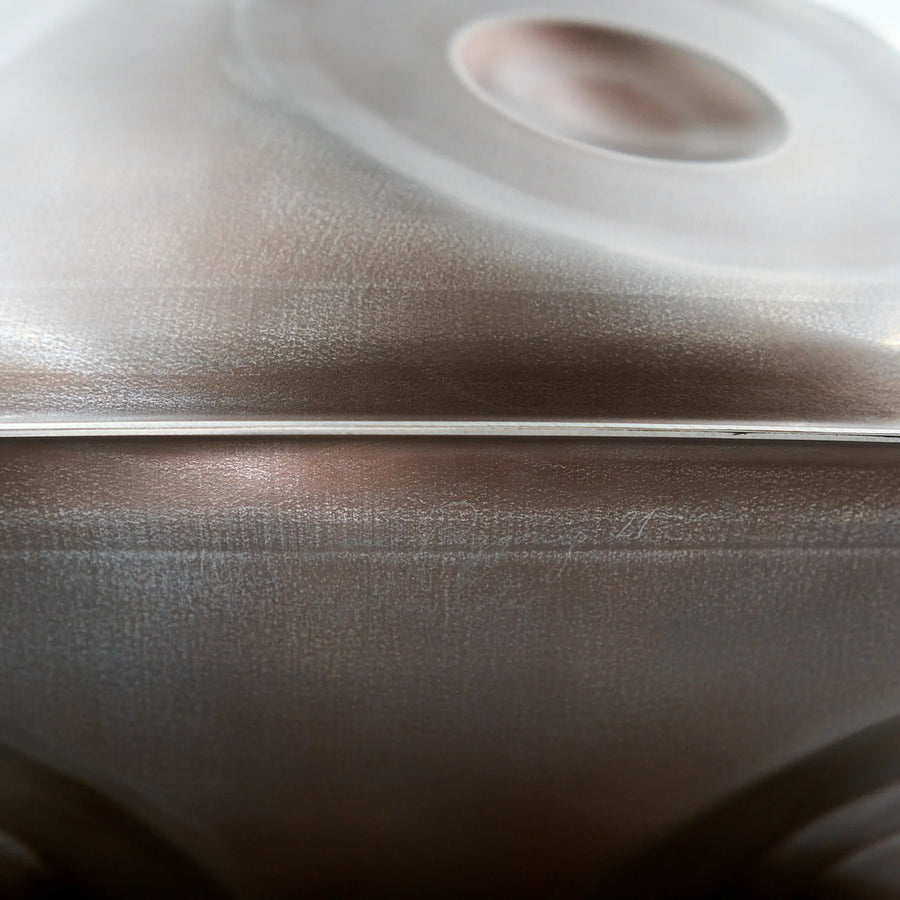 Gravur-Detail der Handpan Master F# Low Pygmy 21 – handpanladen