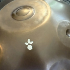 Handpan G Major 20 – hpl master, Logo-Detail, Prototyp im Sommer-Sale