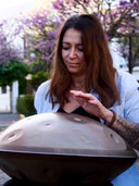 Nadine Wapner spielt eine Handpan im Freien, Nisha Handpan Studio Oldenburg