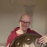 Claudia Masgio-Fischer mit einer Handpan, Partnerin vor Ort von handpanladen in Großkrotzenburg