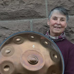 Doris Kappes mit einer Handpan, Partnerin vor Ort von handpanladen in Pforzheim