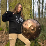 Jenny Westphal mit einer Handpan, Partnerin vor Ort von handpanladen in Mutterstadt