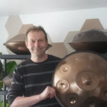Klaus Buchner mit einer Handpan, Partner vor Ort von handpanladen in Karlsruhe