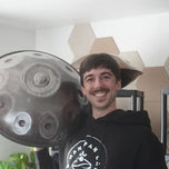 Marian Blumenau mit einer Handpan, Partner vor Ort von handpanladen in München