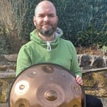 Martin Weber mit einer Handpan, Partner vor Ort von handpanladen in Trockenborn-Wolfersdorf