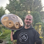 Michael Noll mit einer Handpan, Partner vor Ort von handpanladen in Worms
