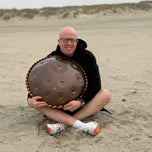 Sascha Weichert mit einer Handpan am Strand, Partner vor Ort von handpanladen in Essen